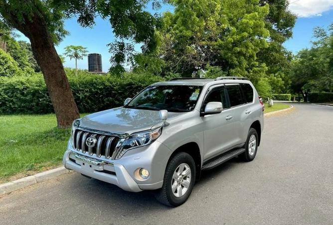 4x4 car rental for gorilla trekking in Rwanda near Volcanoes National Park